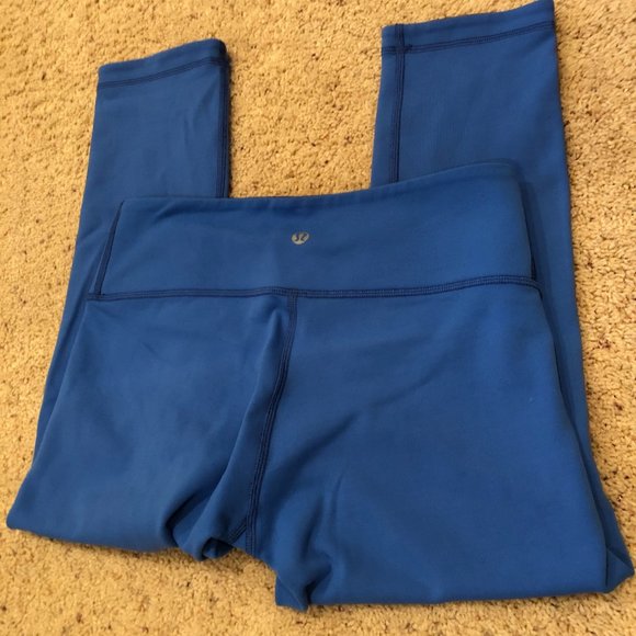 Lululemon mid rise Reversible blue/black 21" Crops size 6 EUC - Picture 2 of 5